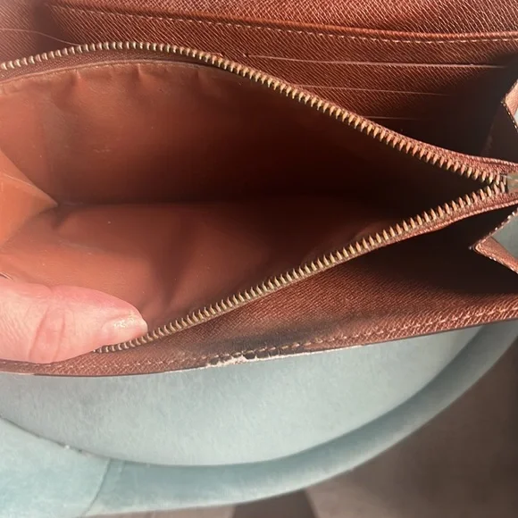 Louis Vuitton Sarah Wallet - Picture 8 of 12